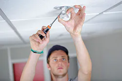 Installateur beim Anschließen einer Smart Home Beleuchtung