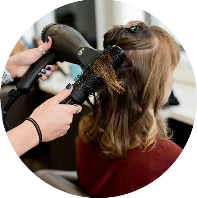 Einer Frau werden die Haare gef&ouml;hnt